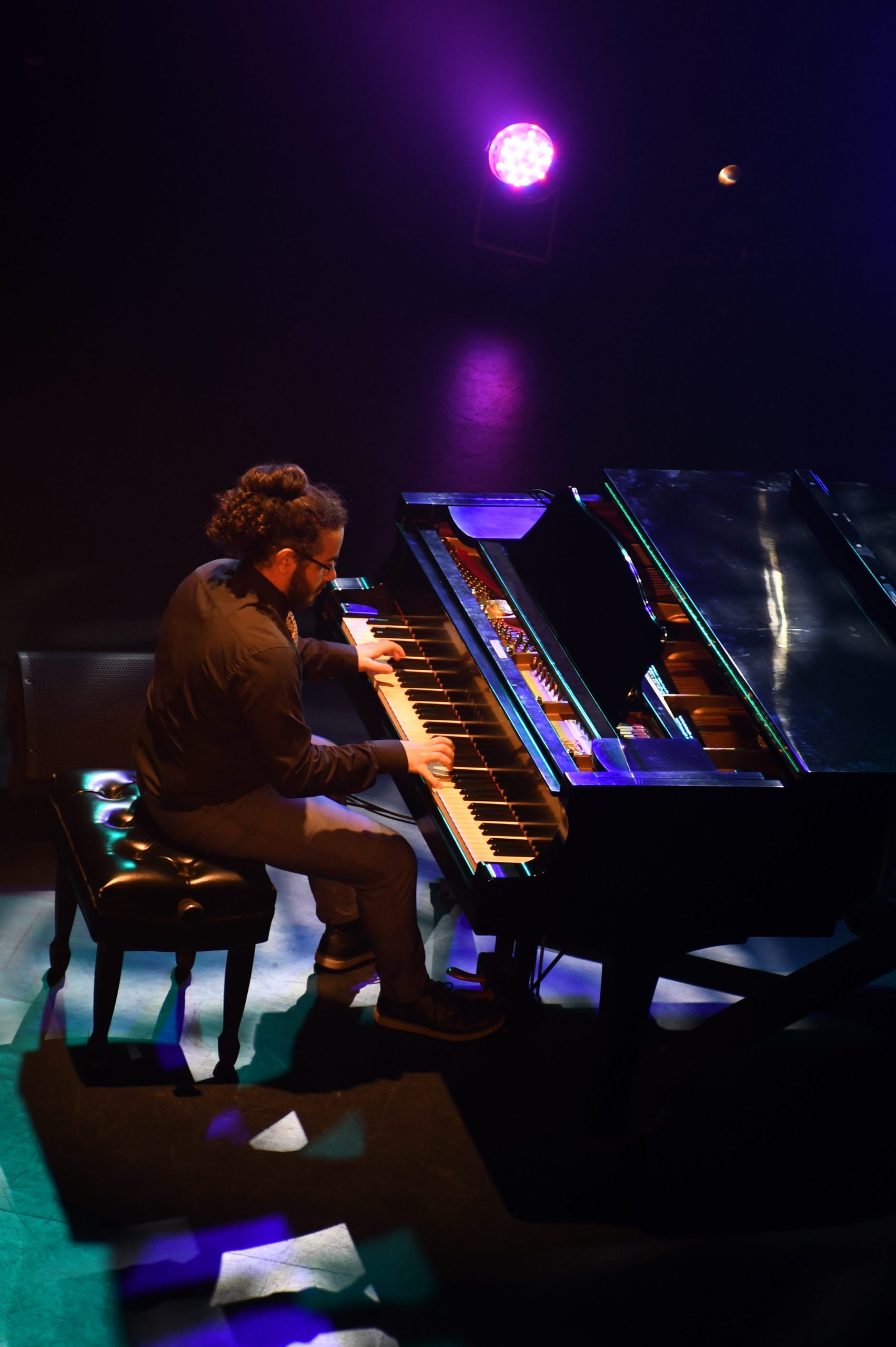Sami Ghoul-Duclos au piano lors de la finale locale de Cégeps en spectacle. 